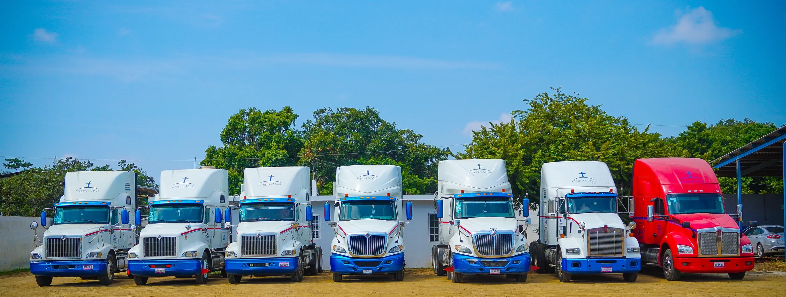 Flota de Lausant Transportes — unidades International, Kenworth y Freightliner en el patio de operaciones