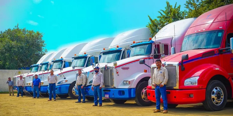 Operadores certificados de Lausant Transportes frente a la flota